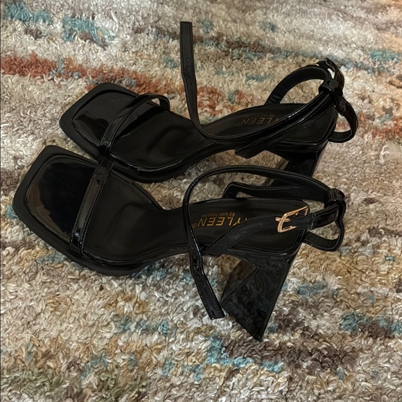 Black Women's Heels - Picture 5 of 7